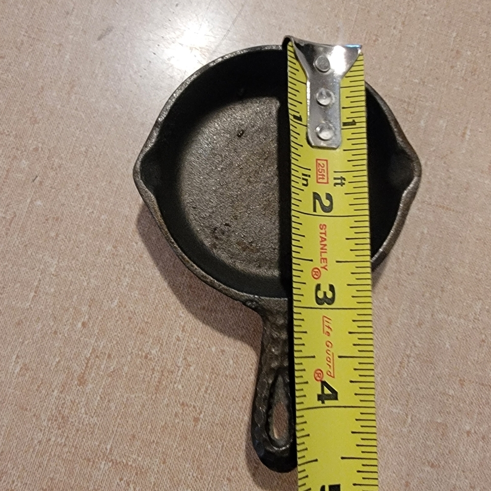 Lodge‎ Cast Iron Toy Skillet Miniature 00 Hammered